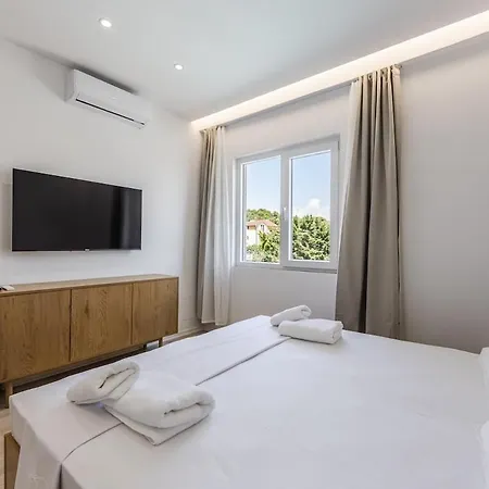 Aqua Breeze 1br By Pikhost